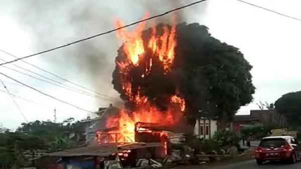 Diduga Korsleting Listrik, Rumah Panggung 2 Lantai di Cilawu Garut Ludes Terbakar