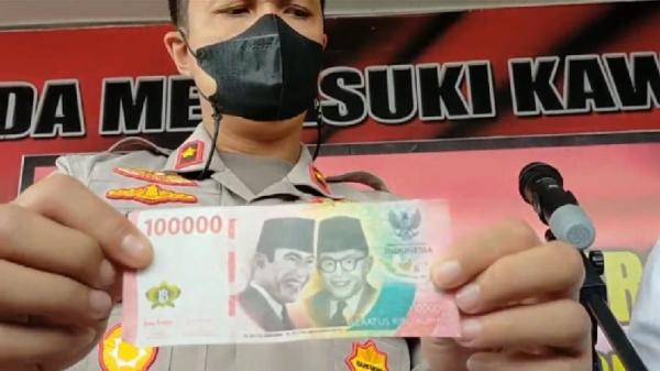 Wakapolres Cimahi Kompol Niko N Adiputra menunjukkan uang palsu yang dibuat dan diedarkan oleh FC dan MR. (FOTO: iNews/YUWONO WAHYU)