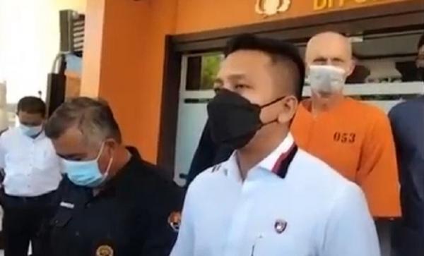 Bule Jerman WNA Jerman Riise Class (56) terancam hukuman hingga 9 tahun penjara. (Foto: iNews/Zainuddin Yasin)