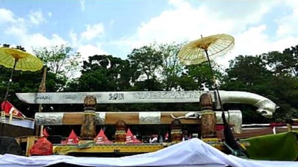 GOBANG PERJUANGAN RAKSASA2 Pangdam III Siliwangi Mayjen TNI Kunto Arief Wibowo akan mengarak Gobang Perjuangan raksasa saat peringatan HUT ke-77 TNI. (FOTO: Pendam Siliwangi)