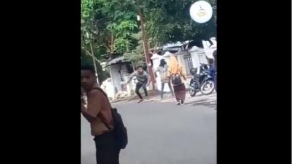 Viral Pemuda di Ende Pukuli Kekasih di Tengah Jalan, Ditonton Anak Sekolah