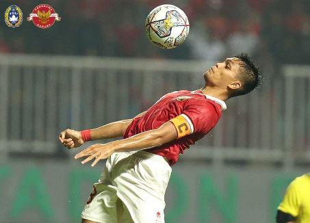 Bek sekaligus kapten Timnas Indonesia, Fachruddin Aryanto menyambut bola dari udara saat melawan Curacao dalam laga FIFA Matchday di Stadion Pakansari, Cibinong, Selasa (27/9/2022). (Foto: Instagram/@pssi)