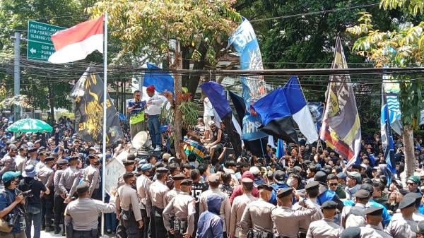 Ribuan Bobotoh Unjuk Rasa, Ratusan Polisi Jaga Ketat Graha Persib Bandung