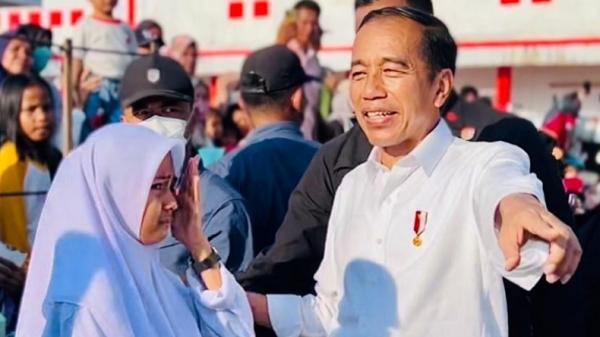 Cerita Siswi SMA di Buton Selatan HP Jatuh saat Kejar Jokowi, Endingnya Dapat Kejutan