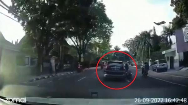 Viral Pengendara Motor Jatuh akibat Tersenggol Minibus di Jalan Wastukancana Bandung 