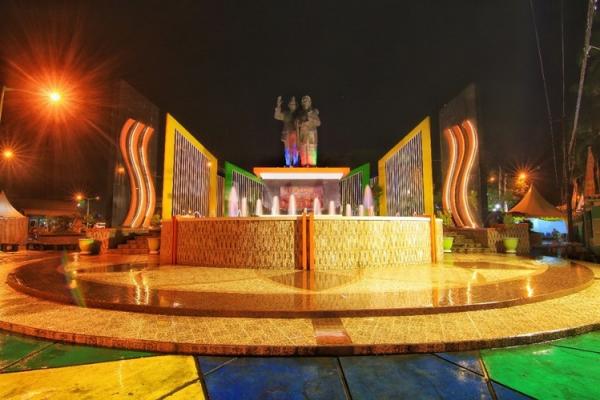 Monumen Cinta Sejati Ainun Habibie Monumen Cinta Sejati Ainun Habibie. (Foto: dok Pemko Parepare)