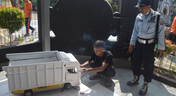 Miniatur truk, karya lain buatan Sunardi. (Foto: MPI/Avirista Midaada).