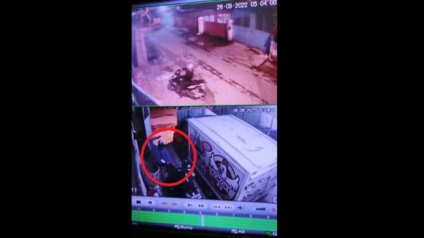 Perampok Bersenjata di Medan Terekam CCTV, Sabetkan Sajam Tarik Motor Korban yang Baru Parkir