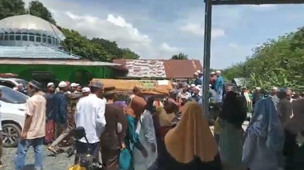 Tangis Haru Pemakaman Kakak dan Adik Ipar Korban Tambang Emas Longsor di Kotabaru