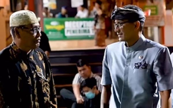 Menparekraf Sandiaga Uno berbincang dengan jemaah. ( Foto: Instagram @sandiuno)