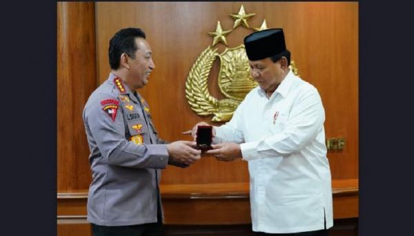 Menhan Prabowo Diberi Pin Emas dari Kapolri Usai Bicara Peran Penting TNI-Polri Jaga NKRI 