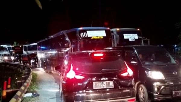 Kemacetan arus lalu lintas kendaraan di jalur Limbangan, Garut akibat truk terguling. (FOTO: iNews/II SOLIHIN)
