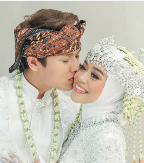 Momen kemesraan Lesti Kejora dan Rizky Billar. (Foto: Instagram)