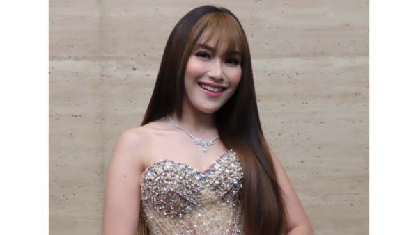 Artis yang Tidak Kuliah tapi Sukses, Ayu Ting Ting (Foto: Okezone)