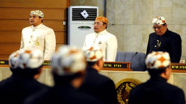 Mantan Gubernur Jabar Ahmad Heryawan dan mantan Wagub Jabar Dede serta pejabat Pemprov Jabar mengenakan pakaian adat bedahan. (FOTO: ISTIMEWA)