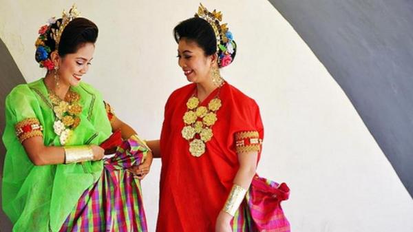 Keunikan pakaian adat Sulawesi Selatan untuk perempuan. (Foto : Adat Indonesia)