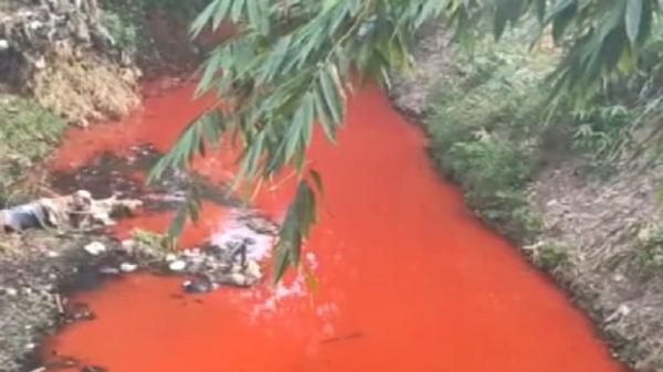 Warna Air Sungai Cilamaran Berubah Merah Darah Warga Karawang Ketakutan