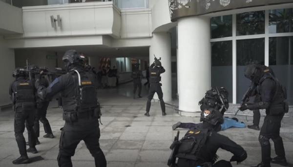 Teroris Bandara Ngurah Rai Tim Wanteror TNI AU melumpuhkan teroris bersenjata di Bandara Ngurai Rai, Bali bagian dari simulasi keamanan. (Foto: iNewsTV/Bagus Alit)