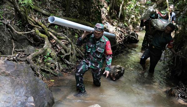 Babinsa Turun Tangan Buat Penampungan Air Bersih untuk 3.000 Warga Suku Bajo