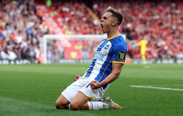 Gelandang Brighton, Leandro Trossard Gelandang Brighton, Leandro Trossard merayakan hattrick ke gawang Liverpool dalam laga Liga Inggris 2022/2023 di Stadion Anfield, Sabtu (1/10/2022). (Foto: REUTERS)