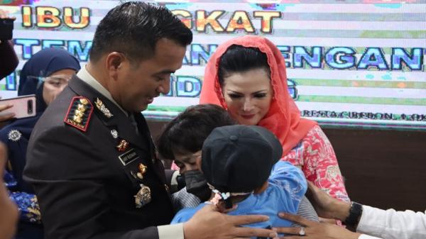 Tangis Pecah di Mapolresta Cirebon, Bocah yang Dianiaya Orang Tua Angkat Bertemu Ibu Kandung