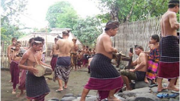 Tradisi Maulid Nabi, Tradisi Gerantung (Foto: Dok Disbudpar NTB) Tradisi Maulid Nabi, Tradisi Gerantung (Foto: Dok Disbudpar NTB)
