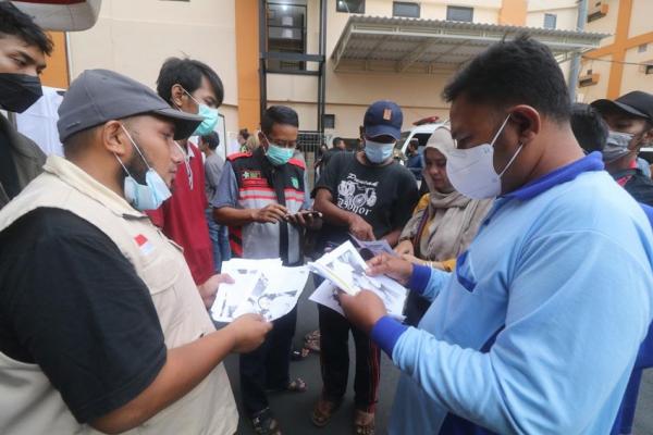Keluarga Korban Kerusuhan Stadion Kanjuruhan Mendatangi RS Saiful Anwar Malang