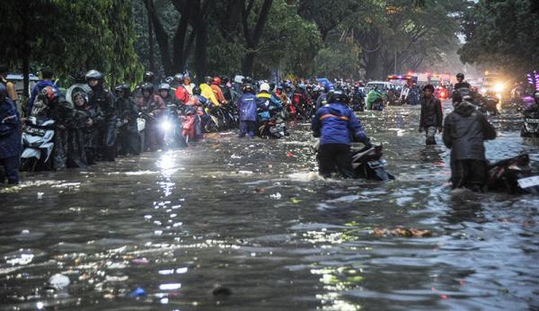 Puluhan Motor Mogok Terendam Banjir di Bandung