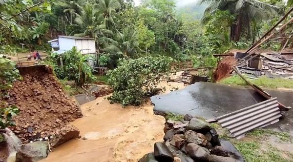 Jembatan Cabe Pacitan Putus Diterjang Banjir Bandang, Lalu Lintas Lumpuh Total 