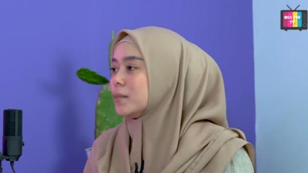 Screenshot 20221004 073652 YouTube Lesti Kejora membahas soal cinta di Podcast Ayu Ting Ting. (Foto: YouTube)