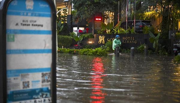 53 RT Di Jakarta Terendam Banjir Pagi Ini Imbas Kali Ciliwung Meluap ...