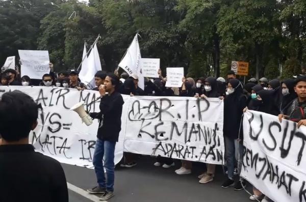 Mahasiswa UINSA menggelar demo mendesak Kapolda Jatim dicopot dari jabatannya buntut tragedi Kanjuruhan, Rabu (5/10/2022). (Foto: iNews TV/Hari Tambayong)