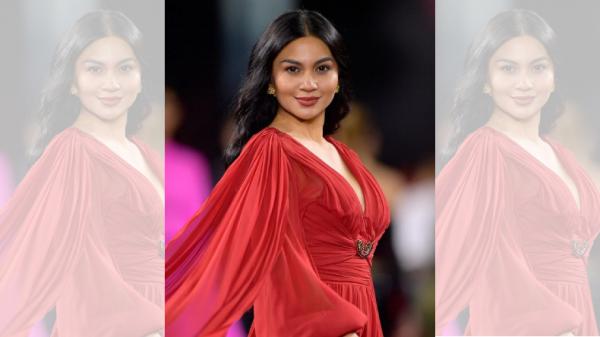 Ariel Tatum catwalk dengan busana berwarna merah (Foto:Loreal Paris)