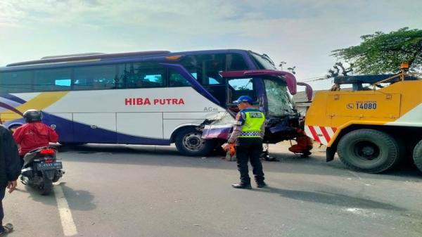 Ngeri, Suzuki Pikap Tabrak Bus Hiba Putra di Jalan Raya Bandung-Cianjur, 1 Luka-luka