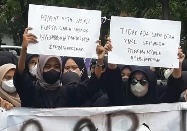 Demo Tragedi Kanjuruhan Di Polda Jatim, Mahasiswa Desak Kapolda Dicopot