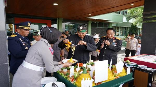 Pangdam III Siliwangi Dapat Kejutan dari Kapolda Jabar di Hari Jadi ke-77 TNI 