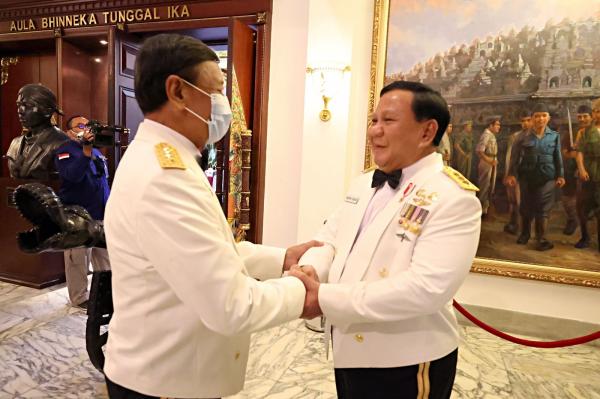 Momen Prabowo Akrab dengan Wiranto pada HUT TNI di Kemhan