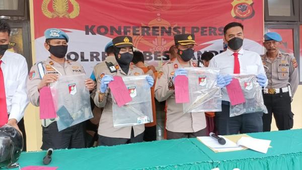 BEGAL BOJONGLOA KALER Kapolsek Bojongloa Kaler Kompol Aam H (tengah) menunjukkan barang bukti golok yang digunakan tersangka DJ dan ER, residivis begal. (FOTO: AGUS WARSUDI)