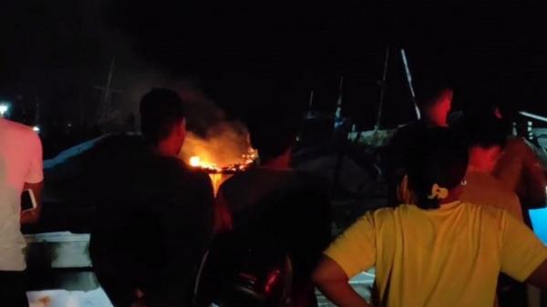 Kapal Nelayan Terbakar saat Berlabuh di Sikka, Warga Sempat Panik Takut Api Merembet