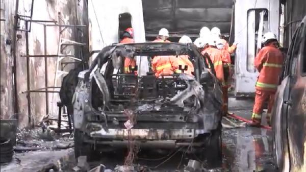 Bengkel di Surabaya Terbakar, 3 Mobil Mewah Ludes Sisa Rangka