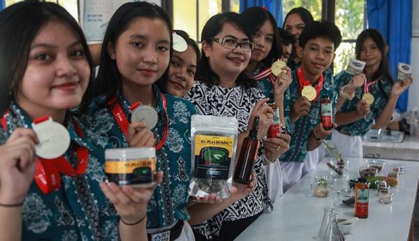 Keren, Siswa SMA Palangkaraya Sabet 2 Medali Emas WICE 2022 di Malaysia
