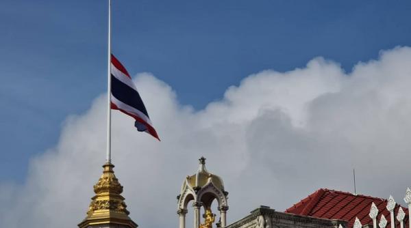 Pasca-Pembantaian Massal di Thailand, Gedung-Gedung Pemerintah Kibarkan Bendera Setengah Tiang