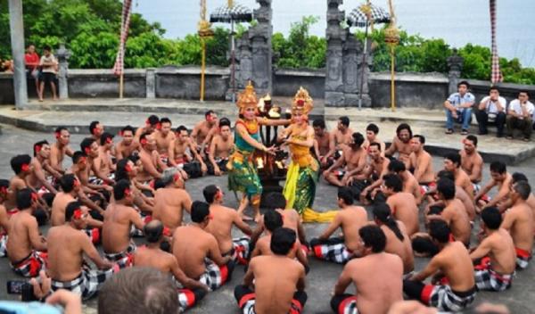 Tari Kecak, salah satu tari Bali yang populer. (Foto: Instagram @tarikecak)