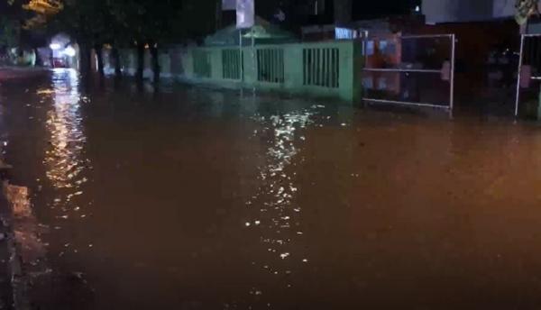 Banjir Perumahan Ikip Jalan Raya Bintara, Bekasi Barat terendam banjir akibat luapan Kali Cakung. (Foto: iNewsTV/Rahmat Hidayat)