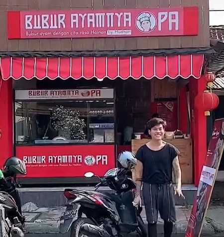 Bubur Ayamnya Opa Bubur Ayamnya Opa, bisnis kuliner milik Hudson, penyanyi 2 wajah jebolan Indonesia Mencari Bakat. (Foto: Instagram @buburayamnyaopa)