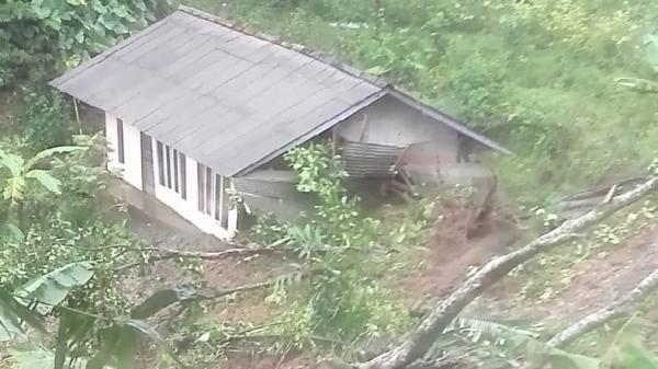 Tebing Ambruk akibat Hujan Deras, 3 Rumah di Cibeber Cianjur Tertimbun Longsor