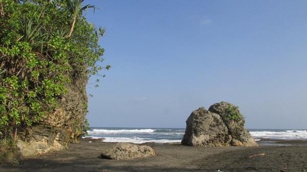 Pantai Cikaracak Pangandaran. (FOTO: ISTIMEWA)