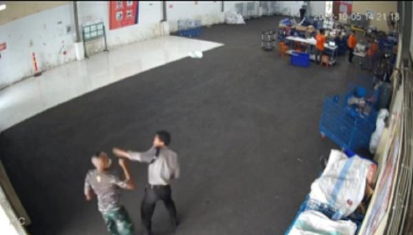 Tentara Pukul Satpam Shopee Tangkapan layar oknum TNI inisial NS pukul satpam.