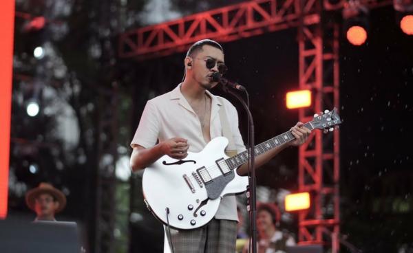 Aksi Penyanyi Tak Biasa di Atas Panggung