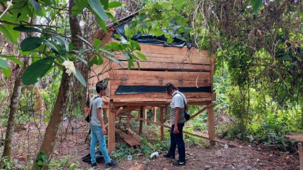 Polisi menggerebek pondok yang dijadikan tempat memakai narkoba di Muratara, Sumsel. Saat digerebek, para pemadat kabur dan meninggalkan sabu serta bong (Era Neizma/MNC Portal)
